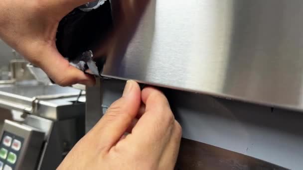 Removendo Filme Montagem Equipamento Cozinha Aço Inoxidável Imagens Alta Qualidade — Vídeo de Stock