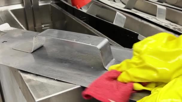 Waschen Einer Metalloberfläche Mit Roten Fasern Mit Den Händen Gelben — Stockvideo