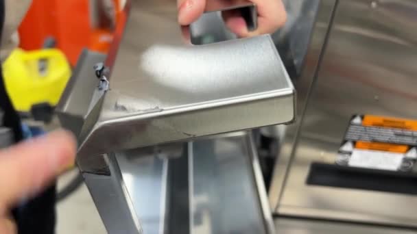 Removendo Filme Embalagem Preto Cozinha Uma Superfície Aço Inoxidável Imagens — Vídeo de Stock