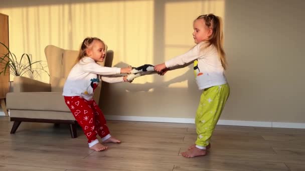 Маленькі Сестри Близнюки Тягнуть Свою Кімнату Опудалого Іграшкового Собаку Високоякісні — стокове відео