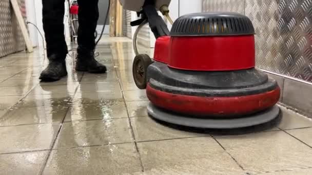Vloerpolijstmachine Vloerreiniging Met Een Speciale Roterende Machine Rode Kleur Hoge — Stockvideo