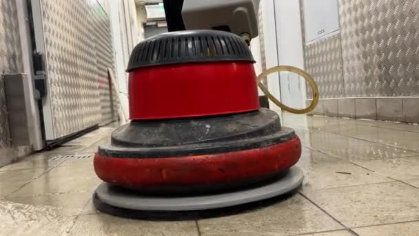 Vloerpolijstmachine Vloerreiniging Met Een Speciale Roterende Machine Rode Kleur Hoge — Stockvideo