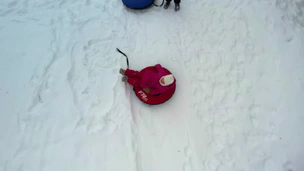 Маленькие Дети Тройняшки Зимой Катаются Надувном Чизкейке Низким Снежным Склоном — стоковое видео