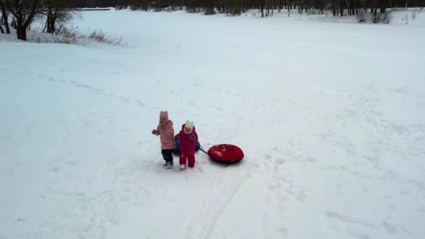 Malé Trojčata Sestry Šplhají Zasněženou Horu Zimě Nafukovacími Tvarohovými Koláčky — Stock video