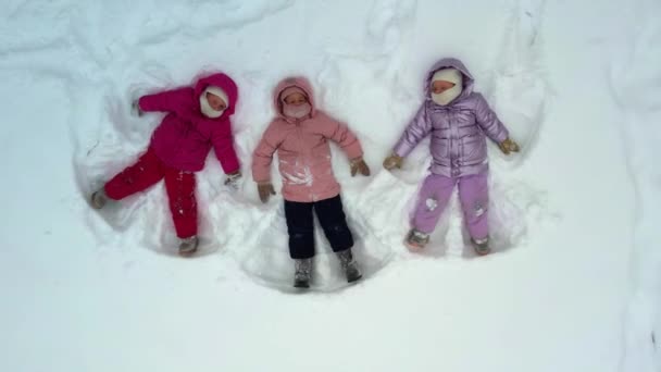 Irmã Trigêmeos Crianças Fazendo Anjos Neve Drone Filmagem Imagens Alta — Vídeo de Stock