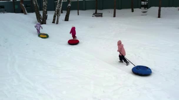 Küçük Üçüz Kız Kardeşler Kışın Karlı Bir Dağa Şişme Peynirli — Stok video