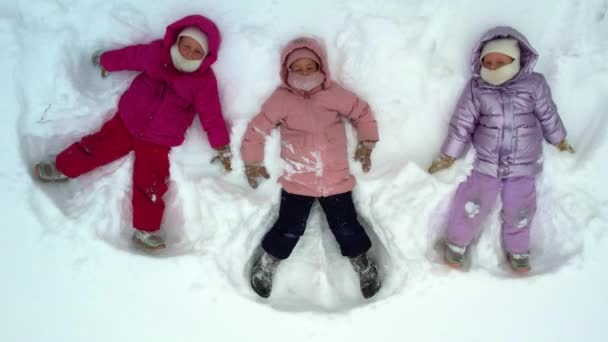 三胞胎姐姐的孩子制作雪天使无人机镜头 高质量的4K镜头 — 图库视频影像