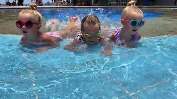 Triplet Sisters Sitting Swimming Pool Palm Tree Wearing Sunglasses Girls — Stock Video