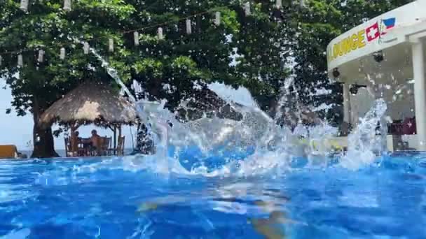 Tropik Adanın Kıyısındaki Mavi Havuzuna Atlayan Mayo Giymiş Ikiz Kardeşler — Stok video