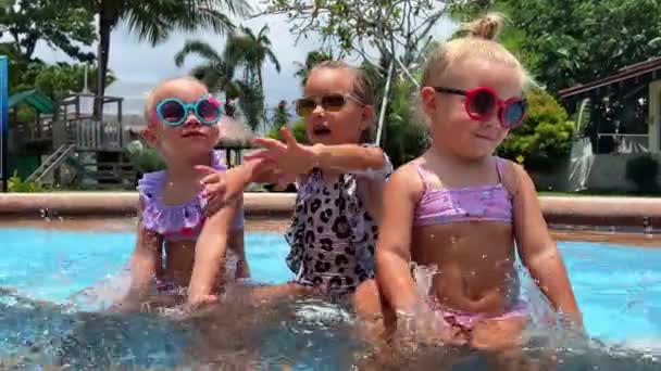 Triplet Søstre Sidder Swimmingpool Bag Palmetræ Iført Solbriller Piger Tropisk – Stock-video