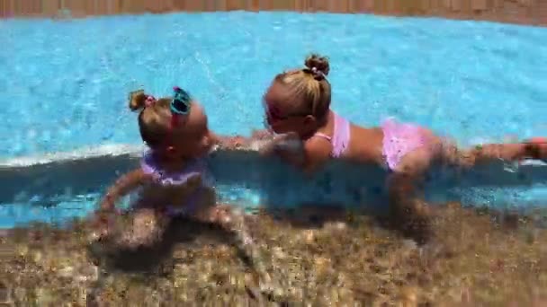 Zwillingsschwestern Küssen Sich Pool Hochwertiges Filmmaterial — Stockvideo