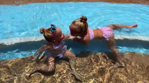Sœurs Jumelles Embrassant Dans Piscine Images Haute Qualité — Video