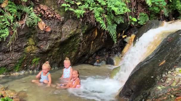 Hermanitas Trillizas Bañándose Una Cálida Cascada Tropical Imágenes Alta Calidad — Vídeo de stock