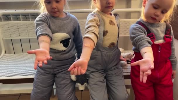 Sestřičky Trojčat Sedící Nemocnici Poblíž Ordinace Lékařů Ukazující Ruce Očkování — Stock video