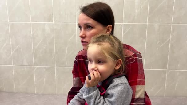 Anne Doktor Muayenehanesinde Kızını Kucağına Almış Iğne Yapıyor Yüksek Kalite — Stok video
