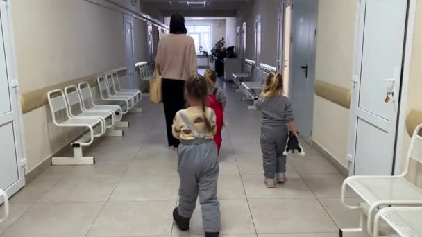 Mor Och Hennes Små Trillingdöttrar Väntar Läkare Kliniken Högkvalitativ Film — Stockvideo