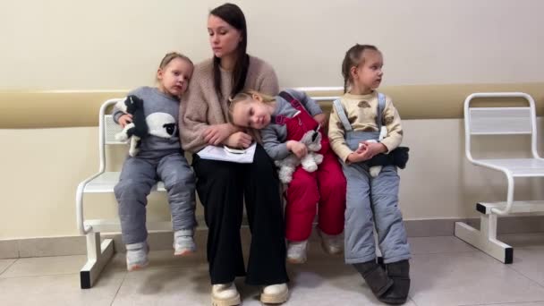 Μητέρα Και Τριπλέτες Κόρες Της Περιμένουν Ένα Γιατρό Στην Κλινική — Αρχείο Βίντεο