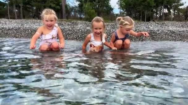 Hermanas Trillizas Nadan Agua Mar Una Playa Guijarros Pinos Pueden — Vídeos de Stock