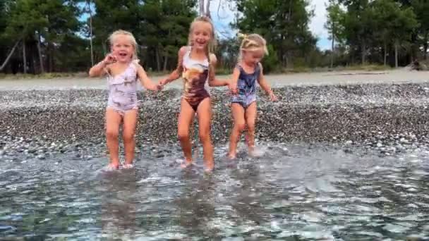 Irmãs Tripletas Nadam Água Mar Uma Praia Seixos Pinheiros Podem — Vídeo de Stock