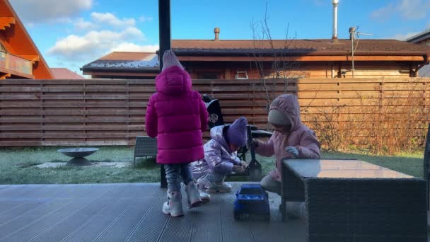 Triplet Sestry Hrát Zimě Dvorku Jasné Studené Počasí Děti Vřele — Stock video