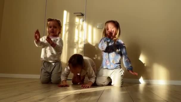 Três Irmãs Mais Novas Trigémeas Brincando Com Dançando Seu Quarto — Vídeo de Stock