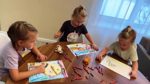 Tres Trillizos Hermanas Dibujando Con Rotuladores Hojas Sentadas Casa Mesa — Vídeos de Stock