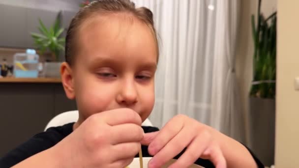 Baby Girl Suéter Negro Comiendo Espaguetis Plato Blanco Cocina Imágenes — Vídeos de Stock