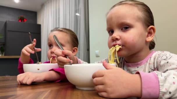 Dos Hermanas Gemelas Comiendo Espaguetis Platos Blancos Mientras Están Sentadas — Vídeos de Stock