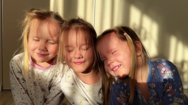 Trzy Trojaczki Zamkniętymi Oczami Bliska Potem Powoli Otwierają Oczy Uśmiechają — Wideo stockowe