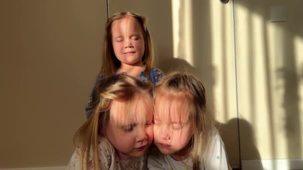 Tres Hermanas Trillizas Con Los Ojos Cerrados Cerca Continuación Abrir — Vídeos de Stock