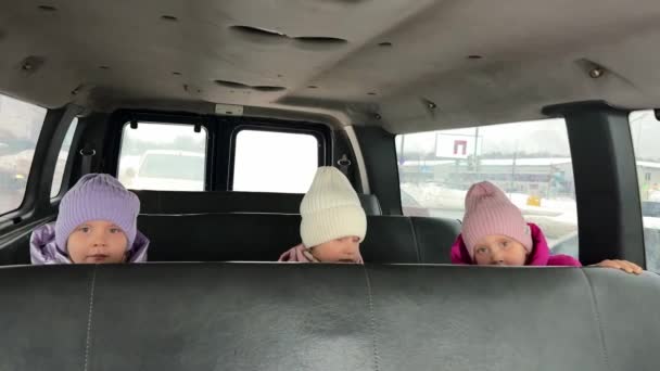 Drei Drillingsschwestern Fahren Winter Auf Der Rückbank Eines Großen Autos — Stockvideo