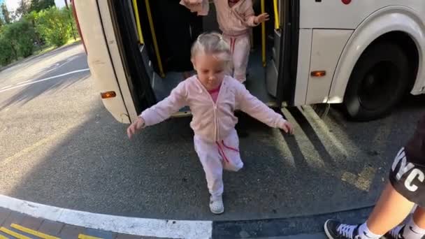 三胞胎姐姐下了城市巴士 妈妈帮其中一个牵手 秋暖夏凉的天气 高质量的4K镜头 — 图库视频影像