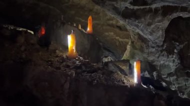 Abhazya, Verevkin, Athos, Snow, Krubera, Sarma Mağaraları 'ndaki dünyanın en derin karst çukurunda sinter oluşumları. Stolactites stolagmitleri. Yüksek kalite 4k görüntü