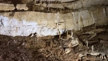 Abhazya, Verevkin, Athos, Snow, Krubera, Sarma Mağaraları 'ndaki dünyanın en derin karst çukurunda sinter oluşumları. Stolactites stolagmitleri. Yüksek kalite 4k görüntü