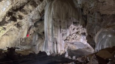 Abhazya, Verevkin, Athos, Snow, Krubera, Sarma Mağaraları 'ndaki dünyanın en derin karst çukurunda sinter oluşumları. Stolactites stolagmitleri. Yüksek kalite 4k görüntü
