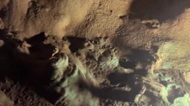 Abhazya, Verevkin, Athos, Snow, Krubera, Sarma Mağaraları 'ndaki dünyanın en derin karst çukurunda sinter oluşumları. Stolactites stolagmitleri. Yüksek kalite 4k görüntü