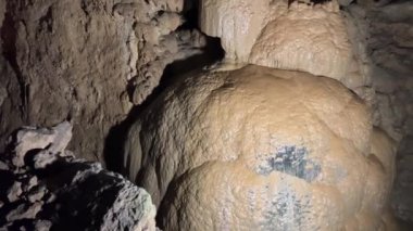 Abhazya, Verevkin, Athos, Snow, Krubera, Sarma Mağaraları 'ndaki dünyanın en derin karst çukurunda sinter oluşumları. Stolactites stolagmitleri. Yüksek kalite 4k görüntü