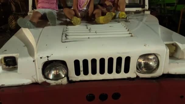 Tre Sorelle Triplette Siedono Sul Cofano Una Vecchia Jeep Della — Video Stock