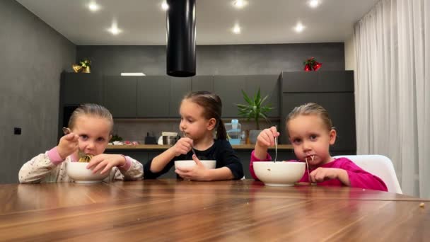 Três Irmãs Trigémeas Comer Esparguete Pratos Brancos Casa Cozinha Imagens — Vídeo de Stock