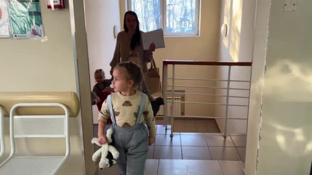 Matka Její Malé Trojčata Čekají Doktora Klinice Vysoce Kvalitní Záběry — Stock video