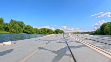 Nehrin ortasında yüzen bitki özü tahtasının arkasında. Yüksek kalite 4k görüntü