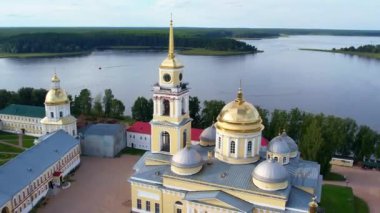 Siliger Gölü 'ndeki Nilo-Stolobenskaya Çölü insansız hava aracı saldırısı. Yüksek kalite 4k görüntü