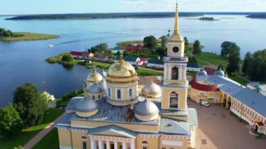 Siliger Gölü 'ndeki Nilo-Stolobenskaya Çölü insansız hava aracı saldırısı. Yüksek kalite 4k görüntü