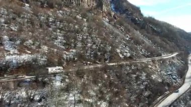 Bir MOTORHOME, kışın üst Lars 'ta Gürcistan askeri yolu boyunca bir İHA' dan vuruldu. Yüksek kalite 4k görüntü