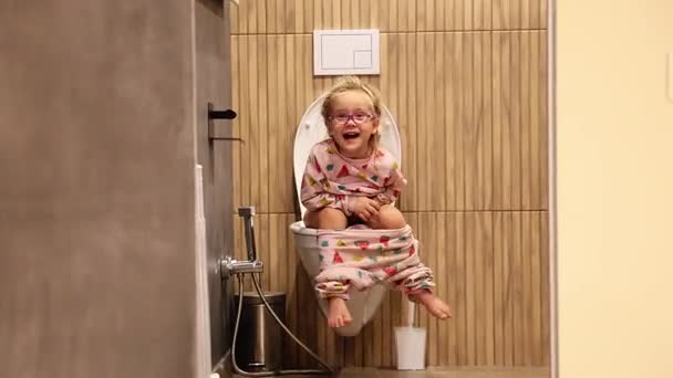 18 Little girl poop Stock Videos, 4K & HD Footage | DepositPhotos