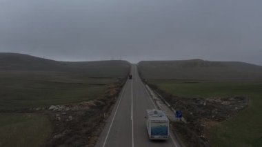 Karavan sisli bir yolda ilerliyor. Yüksek kalite 4k görüntü