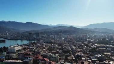 Kışın insansız hava aracı saldırısında Batumi şehri. Yüksek kalite 4k görüntü
