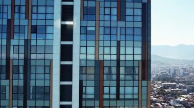 Kışın insansız hava aracı saldırısında Batumi şehri. Yüksek kalite 4k görüntü