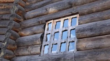 Yeşil bir tepede duvarla çevrili ahşap bir kale. Kudykina Dağı 'ndaki yüksek kaliteli 4k görüntüler