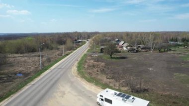 Alcove karavanı, ilkbahar insansız hava aracı görüntüleriyle Rusya boyunca seyahat ediyor. Yüksek kalite 4k görüntü